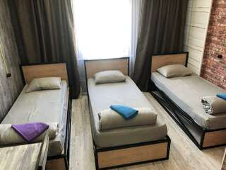 Гостиница Старый замок Ангарск Номер стандарт с 3 односпальными кроватями-1