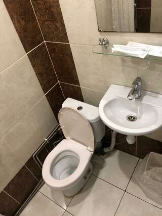 Гостиница Старый замок Ангарск Номер стандарт с 3 односпальными кроватями-5